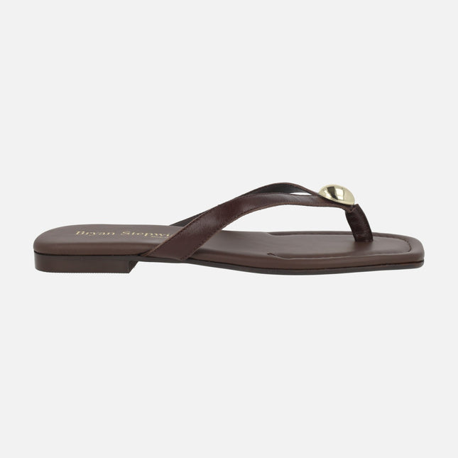 Sandalias planas marrones de piel con pieza metálica dorada