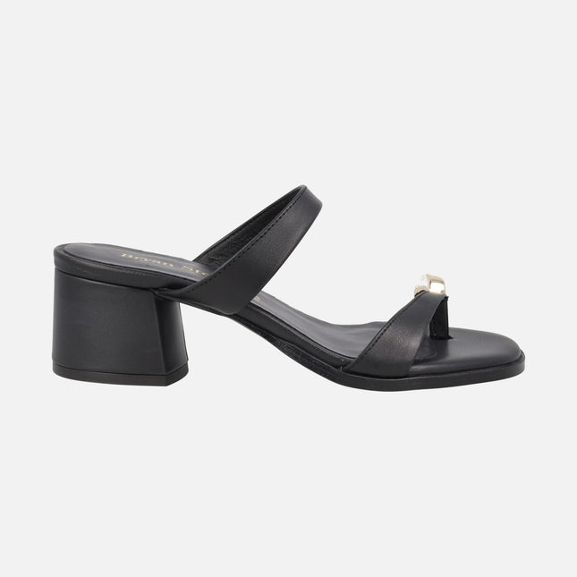 Sandalias de tacón negras de piel con pieza efecto anillo