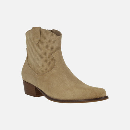 Botines de serraje beige estilo cowboy con picados en la caña