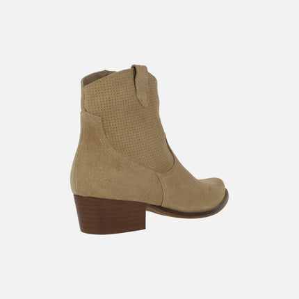 Botines de serraje beige estilo cowboy con picados en la caña