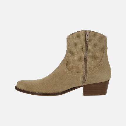Botines de serraje beige estilo cowboy con picados en la caña