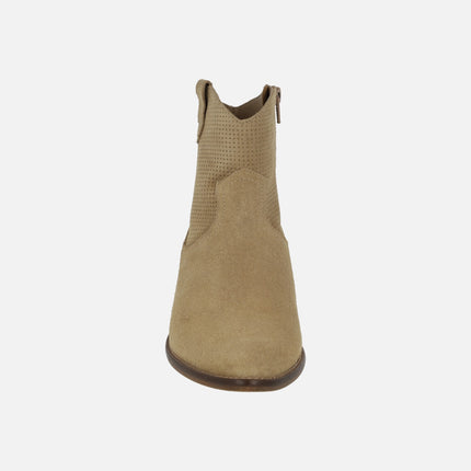 Botines de serraje beige estilo cowboy con picados en la caña
