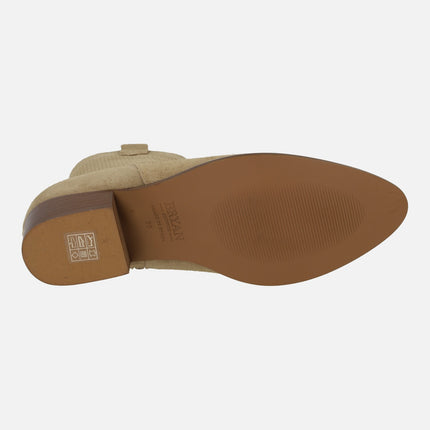 Botines de serraje beige estilo cowboy con picados en la caña
