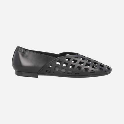 Flat leather shoes with square perforations