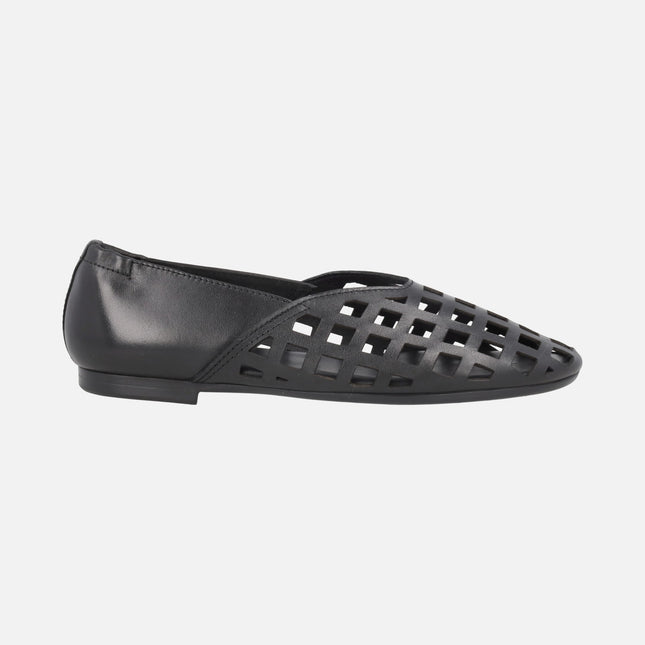 Flat leather shoes with square perforations