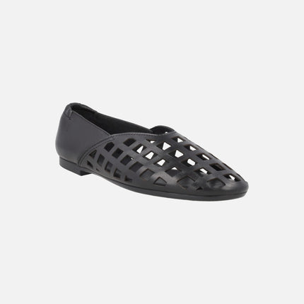 Flat leather shoes with square perforations