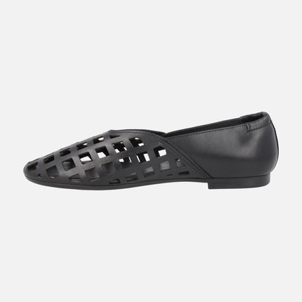Flat leather shoes with square perforations