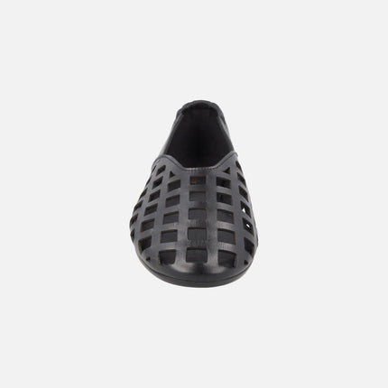 Flat leather shoes with square perforations