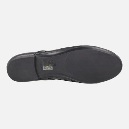 Flat leather shoes with square perforations