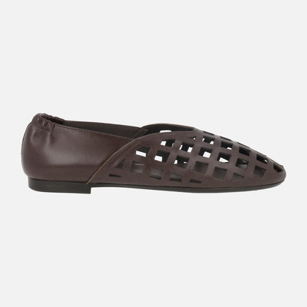 Flat leather shoes with square perforations