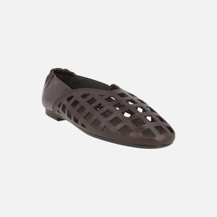 Flat leather shoes with square perforations