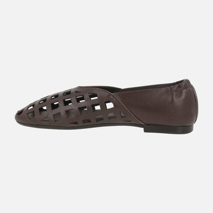Flat leather shoes with square perforations