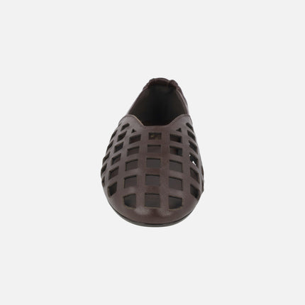 Flat leather shoes with square perforations