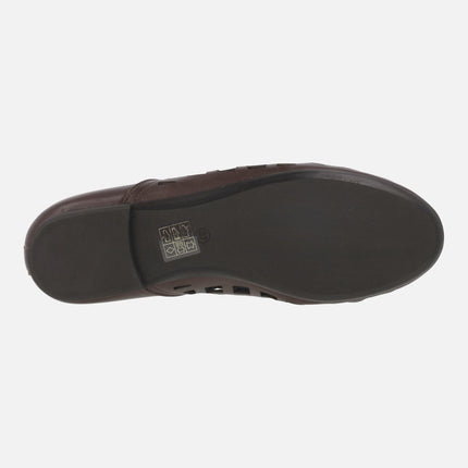 Flat leather shoes with square perforations