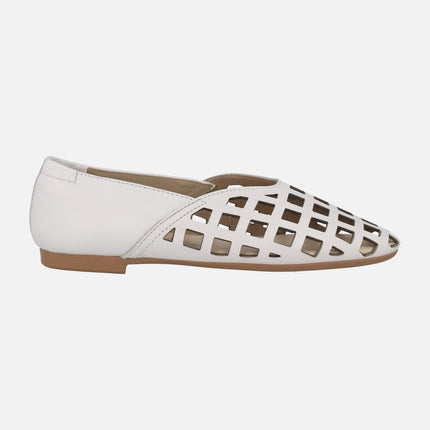 Flat leather shoes with square perforations