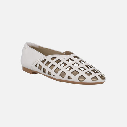 Flat leather shoes with square perforations