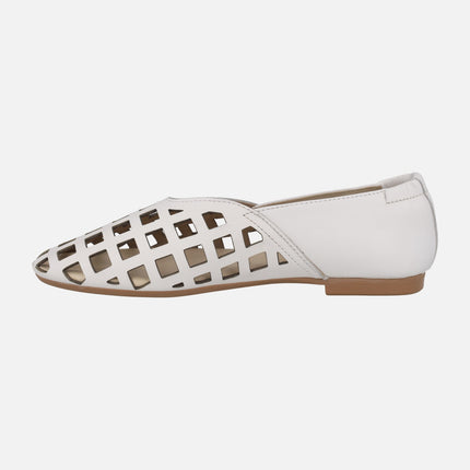 Flat leather shoes with square perforations