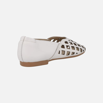 Flat leather shoes with square perforations