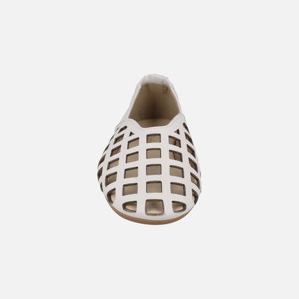 Flat leather shoes with square perforations