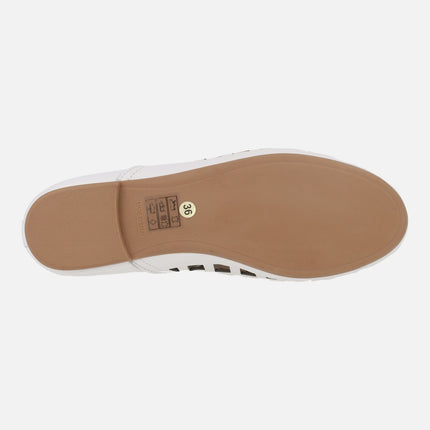 Flat leather shoes with square perforations