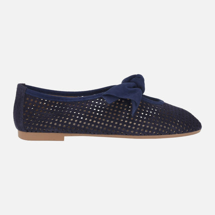 Zapatos de serraje azul marino con calados y adorno de lazo