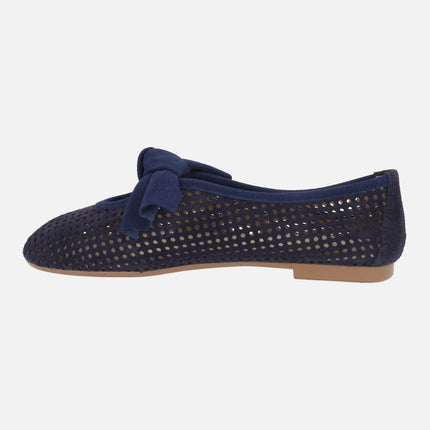 Zapatos de serraje azul marino con calados y adorno de lazo