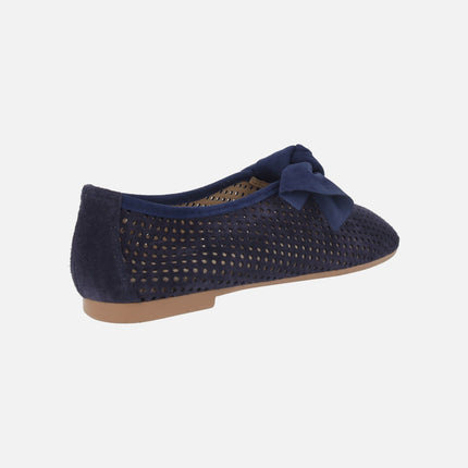 Zapatos de serraje azul marino con calados y adorno de lazo