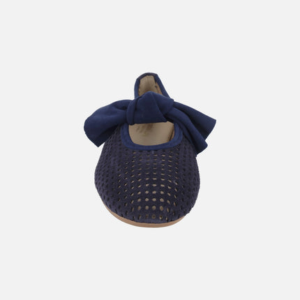Zapatos de serraje azul marino con calados y adorno de lazo