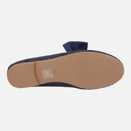Zapatos de serraje azul marino con calados y adorno de lazo
