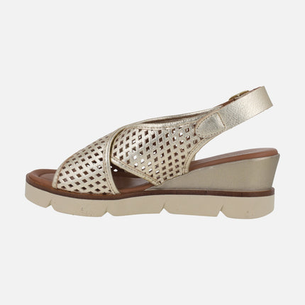 Sandalias de cuña en metalizado oro con picados