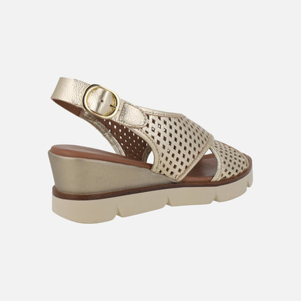 Sandalias de cuña en metalizado oro con picados