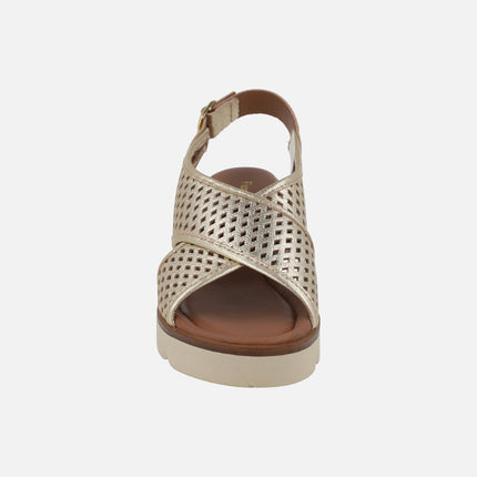 Sandalias de cuña en metalizado oro con picados