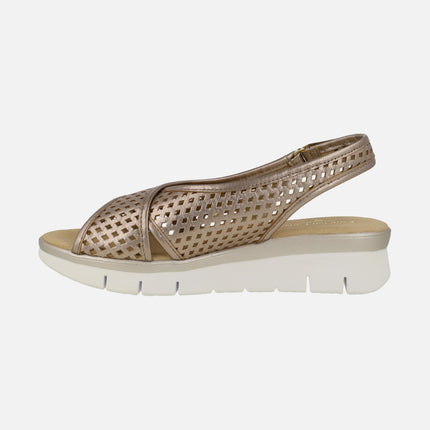 Sandalias de piel metalizada bronce con picados y cierre de velcro