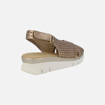 Sandalias de piel metalizada bronce con picados y cierre de velcro
