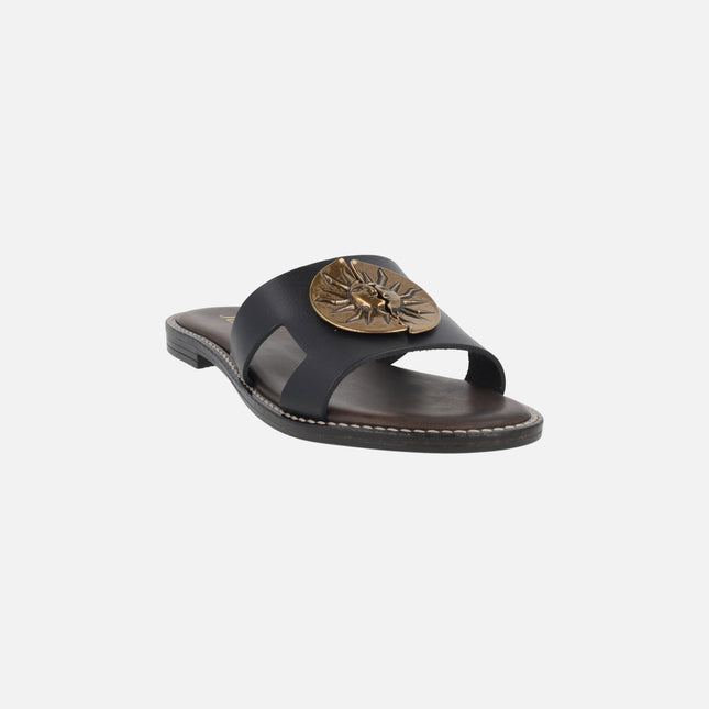 Sandalias planas de piel en color negro con adorno de sol dorado