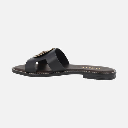 Sandalias planas de piel en color negro con adorno de sol dorado