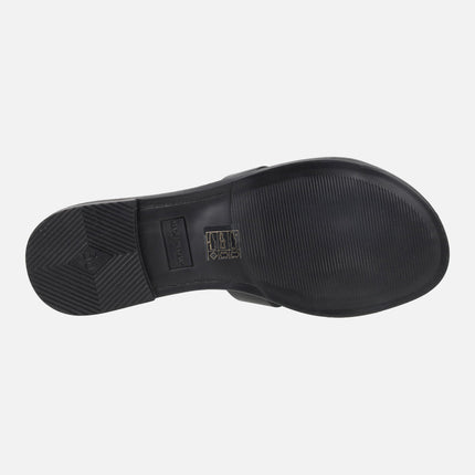 Sandalias planas de piel en color negro con adorno de sol dorado