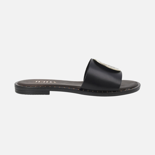 Sandalias planas negras con adorno metálico circular dorado
