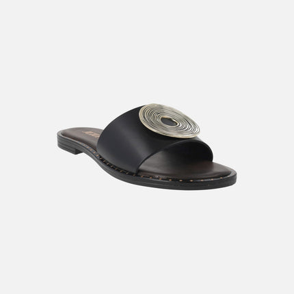 Sandalias planas negras con adorno metálico circular dorado