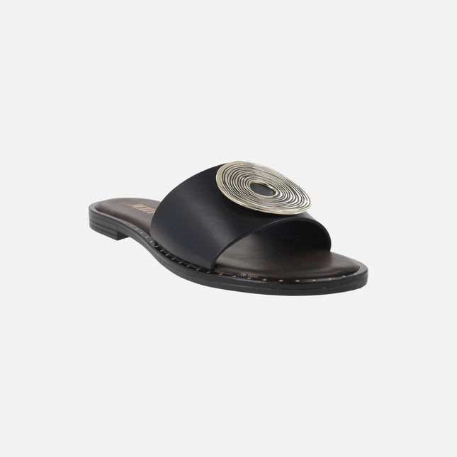 Sandalias planas negras con adorno metálico circular dorado