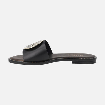 Sandalias planas negras con adorno metálico circular dorado