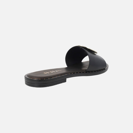 Sandalias planas negras con adorno metálico circular dorado