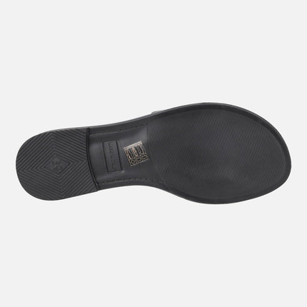 Sandalias planas negras con adorno metálico circular dorado