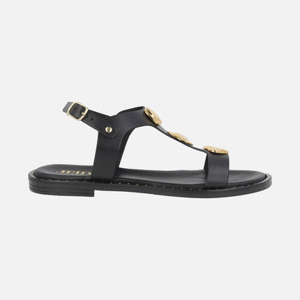 Sandalias planas de piel en negro con adornos metálicos dorados