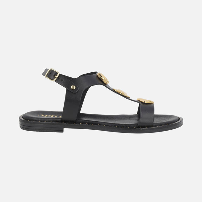 Sandalias planas de piel en negro con adornos metálicos dorados