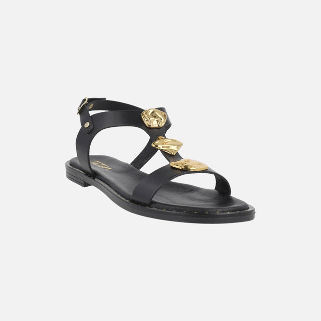 Sandalias planas de piel en negro con adornos metálicos dorados