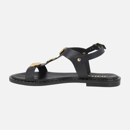 Sandalias planas de piel en negro con adornos metálicos dorados