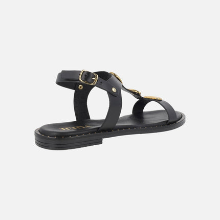 Sandalias planas de piel en negro con adornos metálicos dorados