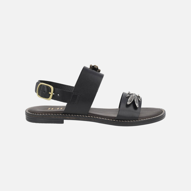 Sandalias negras de piel con mosca plateada y escarabajo dorado