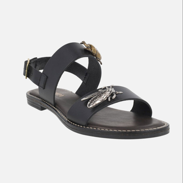 Sandalias negras de piel con mosca plateada y escarabajo dorado